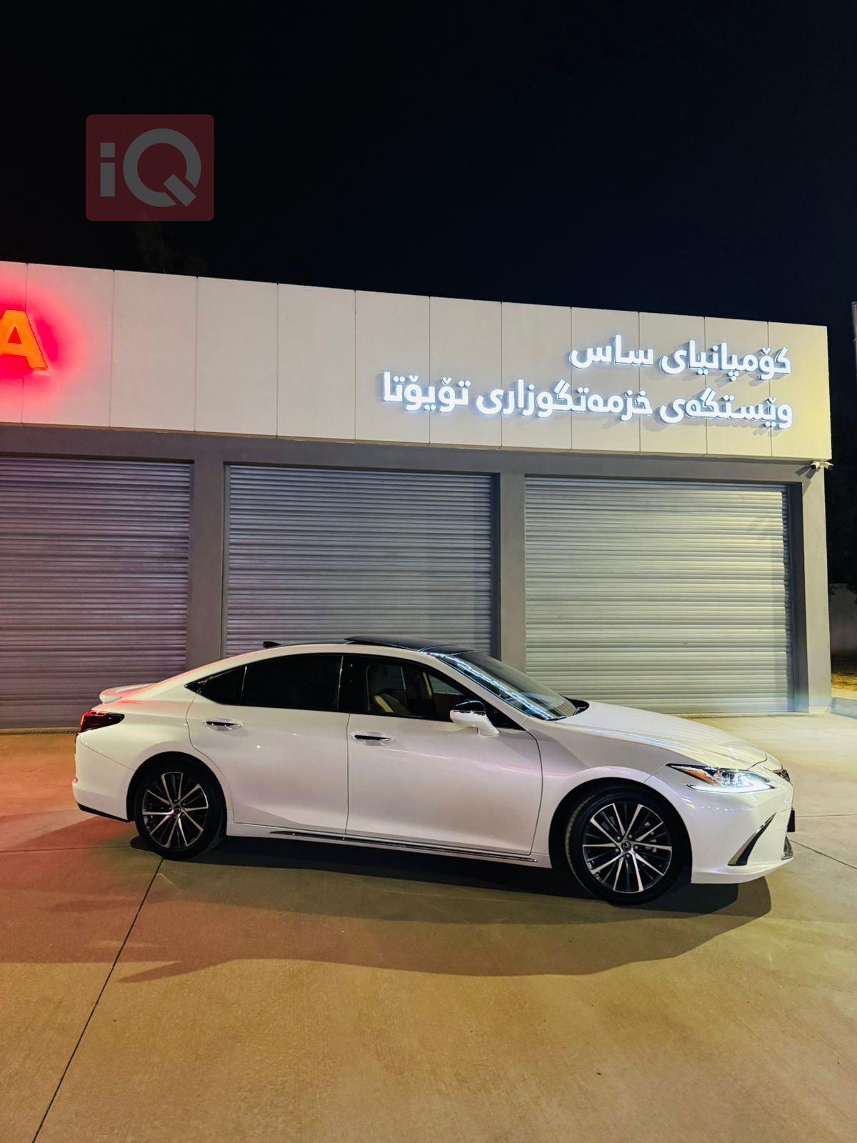لكزس ES